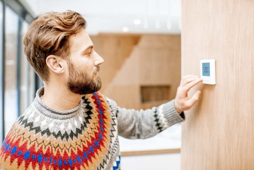 adjusting-thermostat